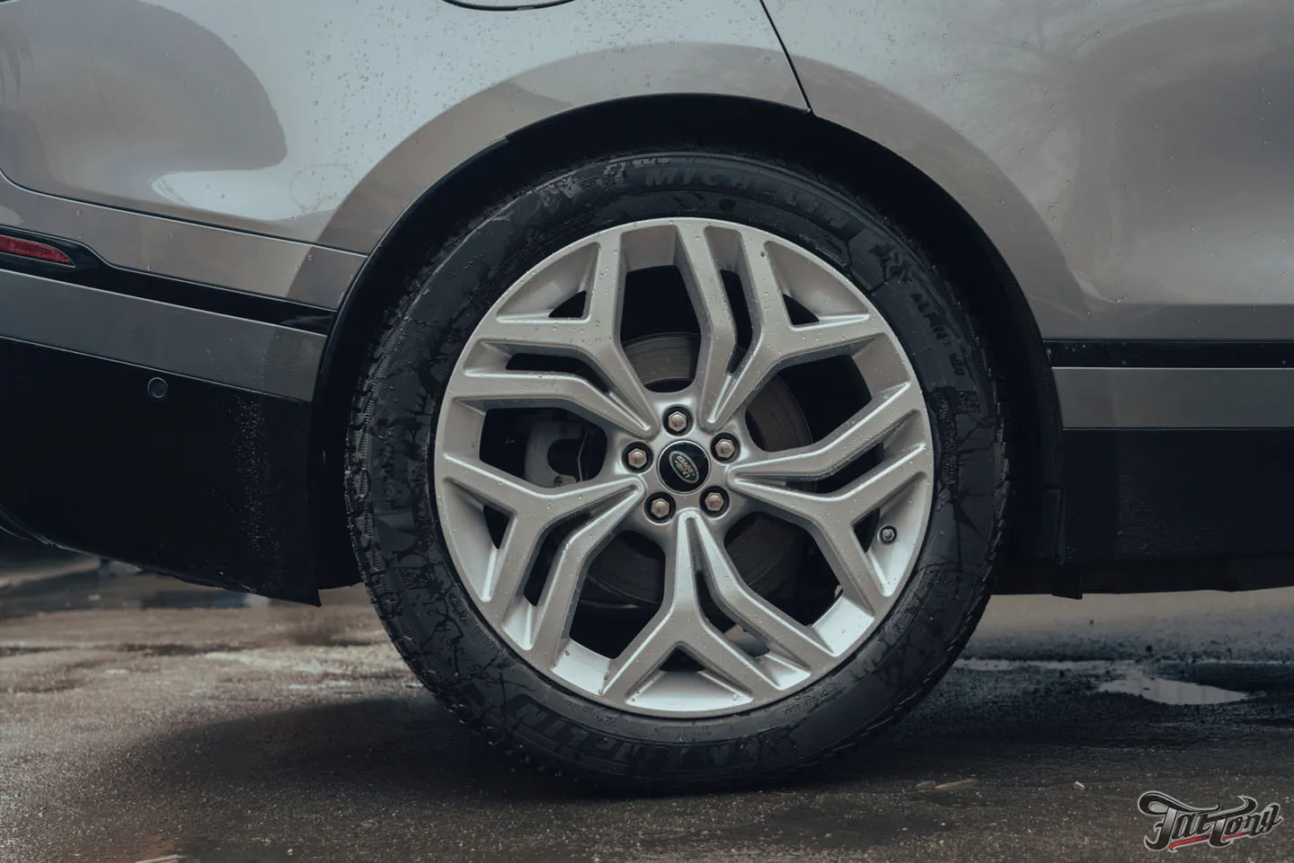 Окрас дисков, суппортов и насадок выхлопа на Range Rover Velar